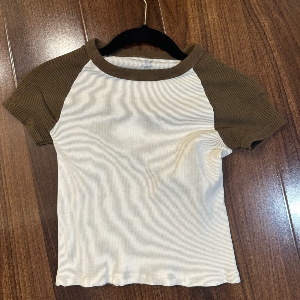 BRANDY MELVILLE BABY TEE